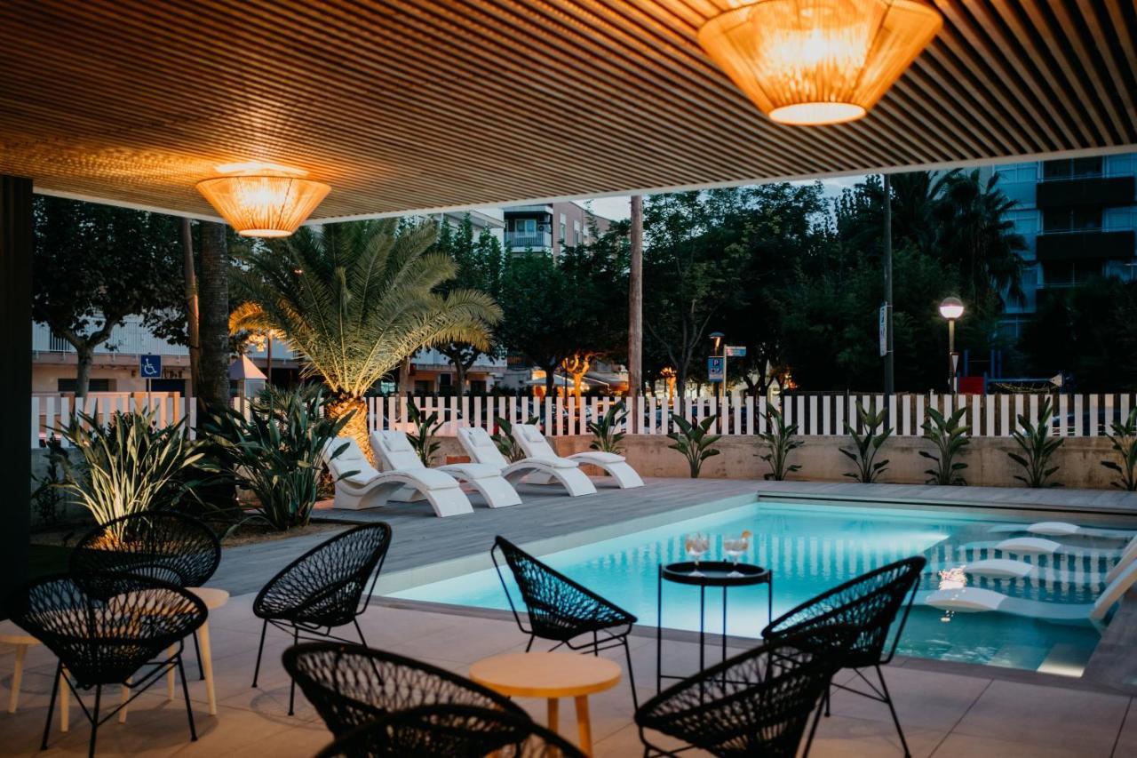 Instants Boutique Hotel (Adults Only) กัมบริลส์ ภายนอก รูปภาพ