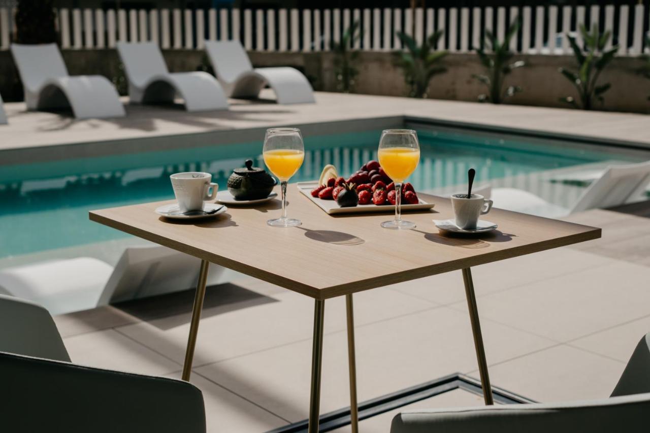 Instants Boutique Hotel (Adults Only) กัมบริลส์ ภายนอก รูปภาพ